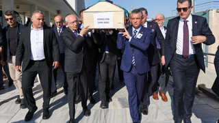 Özgür Özel ve Kemal Kılıçdaroğlu cenazede yan yana geldi