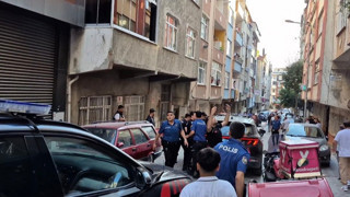 İstanbul'da eli bıçaklı psikopat alarmı: Polislere saldırıp sokak sokak kaçtı!
