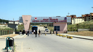 Cezaevindeki iki mahkum kendini astı