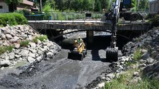 Manisa'da MASKİ’den Atatürk Kent Parkı’ndaki Derede Temizlik Çalışması