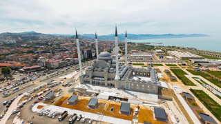 Yapımı 6 yıl sürdü: Doğu Karadeniz'in en büyük camisi ibadete açıldı