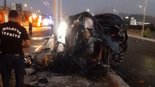 Kazaya karışan Tesla alev topuna döndü: 2 kişi öldü!