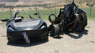 Kazaya karışan Tesla ikiye bölünüm, alev topuna döndü: 2 kişi öldü!