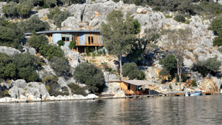 Yeşil ile mavinin birleştiği cennetimizde denize sıfır kaçak villanın yıkılamama nedeni şaşırttı