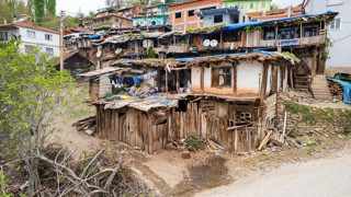 Manisa'daki büyük yangından kurtulmuştu... Yüzlerce kişi tek çatı altında yaşıyor!