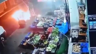 İstanbul'da markete molotoflu saldırı kamerada