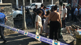 İstanbul'da yoldan geçenlerin üzerine ağaç devrildi!