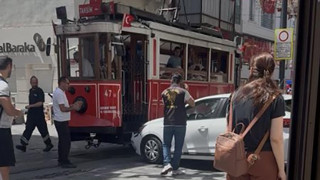 Taksim'de nostaljik tramvaya otomobil çarptı