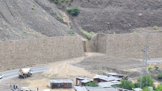 Artvin'de heyelan: Yol trafiğe kapandı