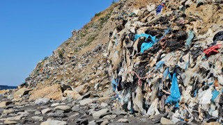 Türkiye'nin maviyle yeşilinin buluştuğu cennet sahilindeki çöp dağları mide bulandırıd