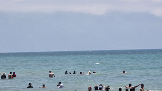 Bakanlığın ''ücretsiz'' dediği halk plajındaki şezlong fiyatları ''yok artık'' dedirtti!