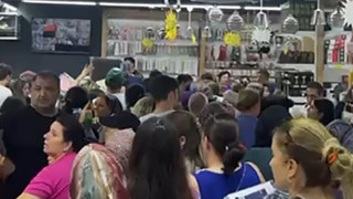 Yine bir indirim izdihamı: Kadınlar, erkekler, çoluk çocuk birbirini ezdi!