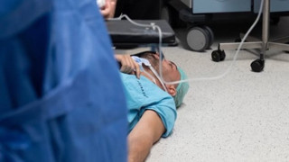 Eşinin doğumuna giren ünlü futbolcu doğum sırasında bayıldı