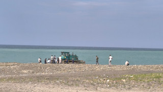 Sahilde güneşlenirken iş makinesinin altında kaldı
