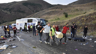 Yolcu otobüsü yoldan çıkarak devrildi, çok sayıda ölü ve yaralı var...