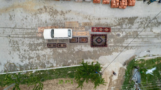 On binlerce TL'ye satılan eskitme halıların nasıl eskitildiği ortaya çıktı!