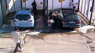 Ne gazı bıraktı, ne de frene bastı... Motosikletli genç kız benzinliği birbirine kattı