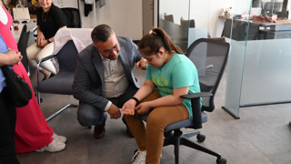 Manisa Büyükşehir’in ''Ben Buradayım'' Projesinde Bileklik Dağıtımı Sürüyor