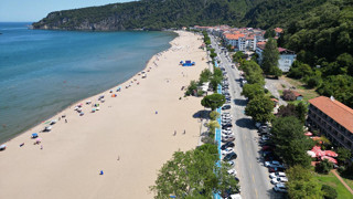 Mavi bayraklı ünlü plajda ilginç manzara: Sıcak havaya rağmen denize girmiyorlar