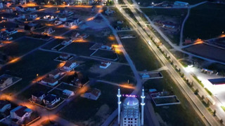 Göldeki su çekilmesi ilçeyi 1 metre çökertti!