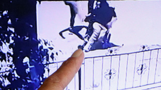 Şehir teröristleri tekerlekli sandalyedeki engelli kadını darbedip serbest kaldı!