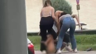 Genç kızların kavgası kamerada: İkisi tuttu, biri dövdü!