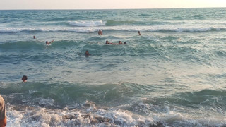 Denizde ölüm kalım savaşı! 3 kız çocuğu akıntıya kapıldı