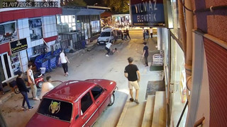 Sokak ortasında alacak verecek kavgası meydan savaşına döndü