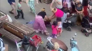 Kadınların sokak ortasındaki saç saça baş başa kavgasına akılalmaz görüntüler