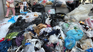 Ege'nin incisi İzmir'in sokakları yine çöp dağlarıyla doldu