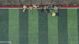 Alev savaşçıları sadece 2 saatliğine halı sahada dinlenebildi...