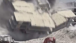 Hatay'da kontrollü yıkım depremi aratmadı: 12 katlı bina toz yığınına dönüştü!