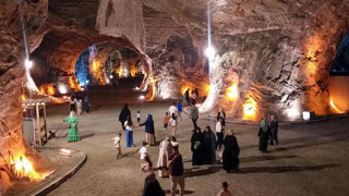 Şİfa kaynağı ve doğal klimalı tuz mağarası turistlerin gözdesi oldu