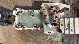 Bunaltan sıcaklara karşı buldukları keyifli çözüm hem onları hem de görenleri şaşırttı