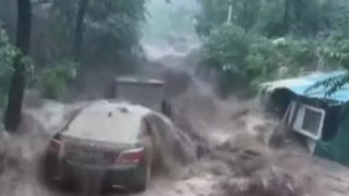 Türkiye yangınlarla boğuşurken, Çin'i sel aldı... Onlarca can kaybı var!