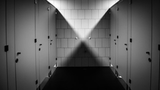 AVM'nin kadınlar tuvaletinde iğrenç taciz! Tekme tokat dövdüler