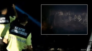 Yangın sürerken, başka bir noktada ormanı yakmaya çalışan kundakçı kamerada!