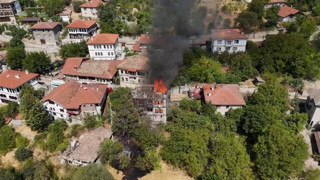 Safranbolu'da tarihi konak alev alev yandı