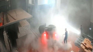 Park halindeyken yanan elektrikli aracı 2 saat boyunca söndüremediler!