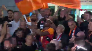 Victor Osimhen Türkiye'ye geldi; Galatasaraylılar da rakip taraftar da uyumadı!