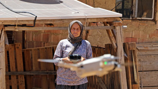 Genç kadın çoban sürüsüne dadanan kurtlar yüzünden dron pilotu oldu