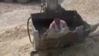 Sıcaktan bunalan inşaat işçilerinin serinleme yöntemi herkesi güldürdü