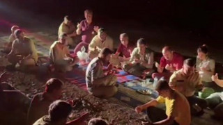 Alevlerin arasında karnını doyuran ormancılardan bu görüntüleri tüm Türkiye'yi duygulandırdı