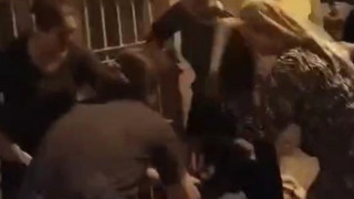 Kadından kadına görülmemiş şiddet: Dördü bir olup öldüresiye dövdüler!