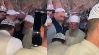 Menzil tarikatı liderine ''öpücüklü'' karşılama