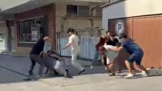 Sokak ortasında dehşet: Kafasına taşla vura vura bayılttılar!