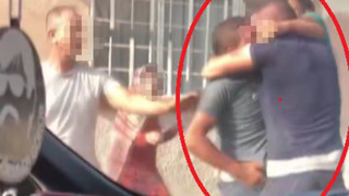 Suriyelilerin yumruk yumruğa, tekmeli bıçaklı kavgası kamerada