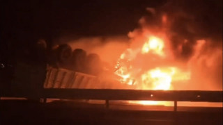 Alev topuna dönen aracın içerisinde yanarak öldü!