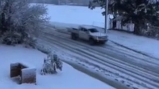 Yarım asırdır böylesi görülmemişti! Kar bastırdı; her yer bembeyaz! 100'den fazla araç mahsur kaldı!