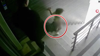 Üç yaşındaki kızına tekme atıp, merdivenden düşürmüştü.. Savunması da istenen ceza da tepki çekti